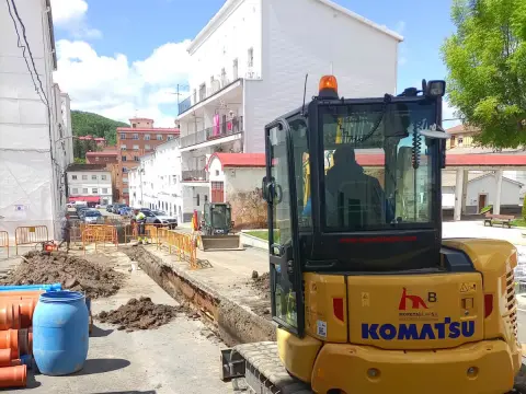 Excavadora trabajando en la calle Primero de Mayo de Béjar durante las obras en Los Praos