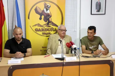 Presentación de la Garduña Trail 2026 en Navacarros con representantes institucionales