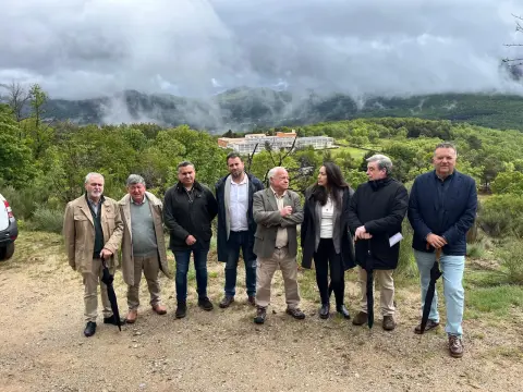 Representantes institucionales junto a la residencia deportiva Llano Alto de Béjar