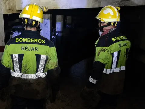 Dos bomberos de Béjar durante una intervención en Valencia