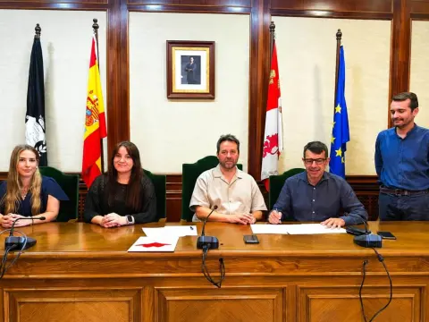 Representantes de Cáritas Inter parroquial de Béjar y del Ayuntamiento durante la firma del convenio de colaboración para programas de acción social