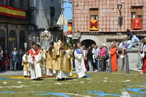 Procesión del Corpus Christi de Béjar sobre las alfombras tradicionales durante la Fiesta de Interés Turístico Internacional.