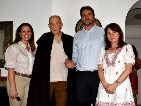 Capa de Claudio Sánchez-Albornoz donada al Museo Textil de Béjar junto a representantes del Ayuntamiento y la familia
