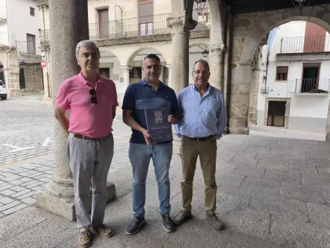 Antonio Labrador, Álvaro Muñoz Cascón y Ramón Hernández Garrido durante la entrega del segundo volumen de la Historia de Béjar
