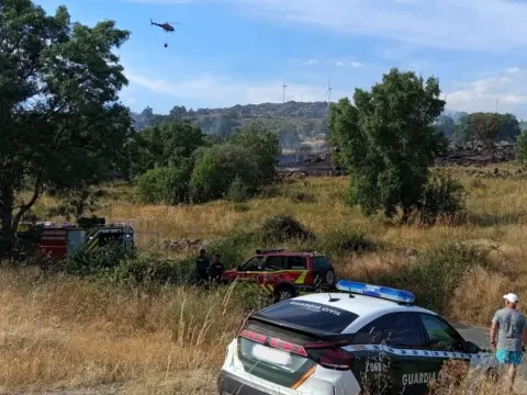 Incendio de pastos en una finca agrícola de Fresnedoso con helicóptero, Guardia Civil y bomberos trabajando en la extinción