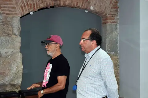 Representantes de La Lanzadera presentan el proyecto de voluntariado en el Museo de la Industria Textil de Béjar.