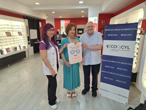 Subdelegada del gobierno en una óptica de Salamanca junto al cartel informativo del programa de salud visual