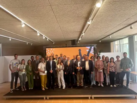 oto de familia de los ganadores de los Premios Emprendedores de Salamanca 2025 durante el acto de entrega organizado por la Diputación