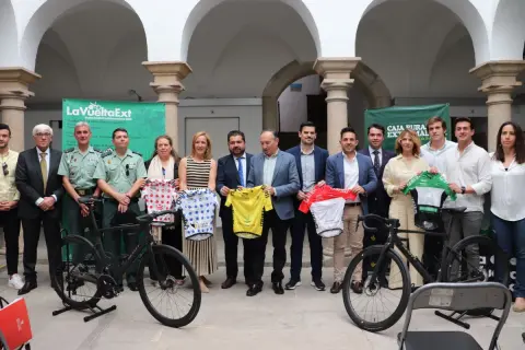 Presentación de la Vuelta a Extremadura 2026 con autoridades y organización en Mérida