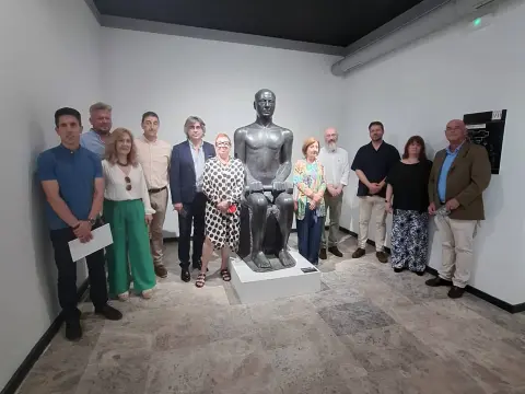 Fotografía de grupo junto a una escultura del Museo Mateo Hernández de Béjar.
