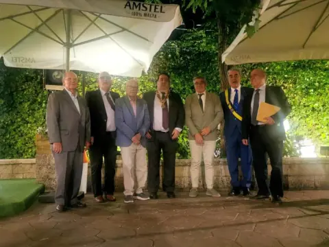 Miembros del Rotary Club de Béjar posan junto al nuevo presidente en el acto de traspaso de cargos
