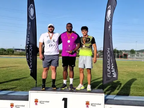 Rubén Matas recibe la medalla de subcampeón de Castilla y León absoluto en lanzamiento de disco durante el campeonato disputado en la Universidad de León