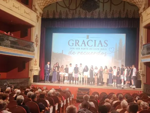 Alumnos del Colegio María Auxiliadora durante el estreno de Hilando Memorias en el Teatro Cervantes de Béjar ante un auditorio lleno.