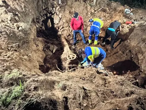 Operarios trabajan en la sectorización de la red de agua de Béjar durante una actuación de mejora del abastecimiento municipal