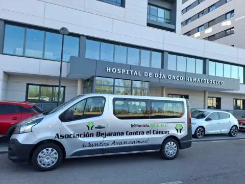 Vehículo de la Asociación Bejarana Contra el Cáncer frente al Hospital de Día Onco-Hematológico de Salamanca