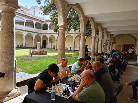Participantes del XVII Torneo de Ajedrez Ferias de Béjar compiten en el Claustro de San Francisco.