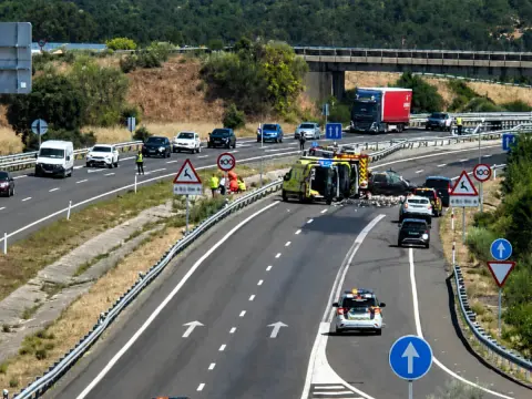 Accidente en la A-66 a la altura de La Cabeza de Béjar con los servicios de emergencia actuando sobre la calzada