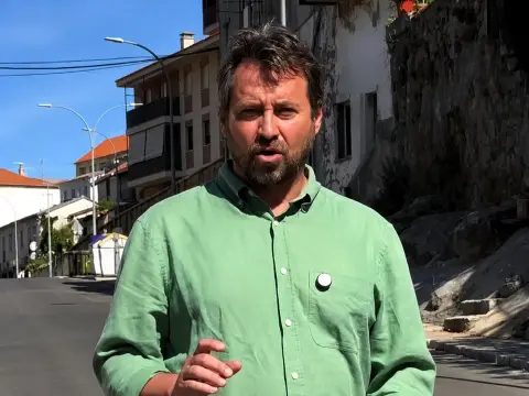 Luces azules encendidas sobre el techo de un camión de bomberos que circula de noche por una carretera arbolada.