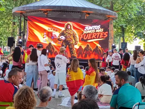 Ambiente en la fan zone de Béjar durante la previa del partido España Francia