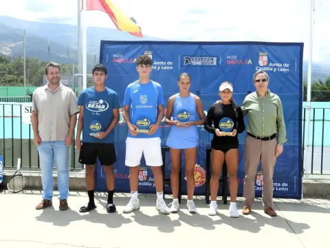 Campeones del ITF Junior de Béjar 2026 junto a representantes institucionales durante la entrega de trofeos en las pistas de La Cerrallana