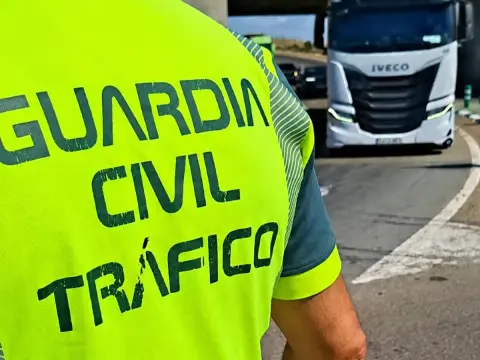 Guardia Civil interviene en el accidente entre dos motocicletas en la carretera SA-225, a la altura de Sotoserrano
