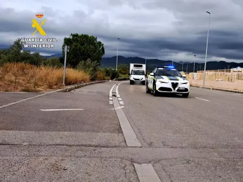 Vehículo de la Guardia Civil de Tráfico circulando por una carretera