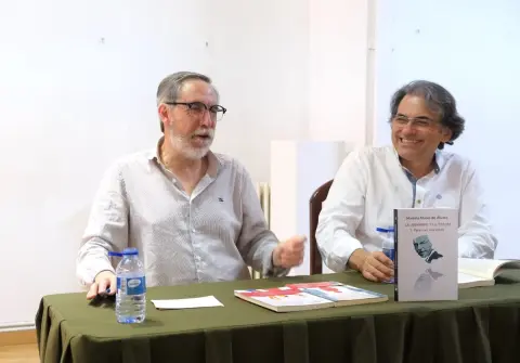 Marcelo Matas junto a Pedro Ojeda durante la presentación en Béjar de la novela Para vivir muriendo en el Casino Obrero