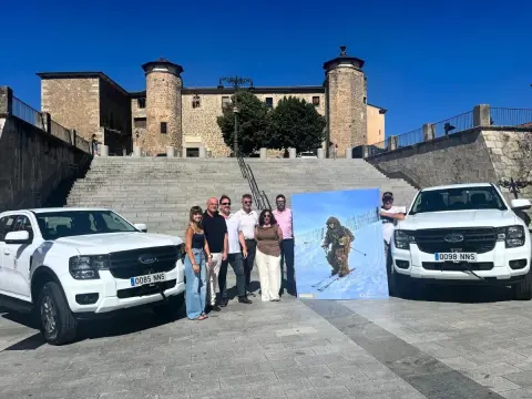 Presentación de los nuevos vehículos del Centro Deportivo Sierra de Béjar-La Covatilla frente al Palacio Ducal de Béjar