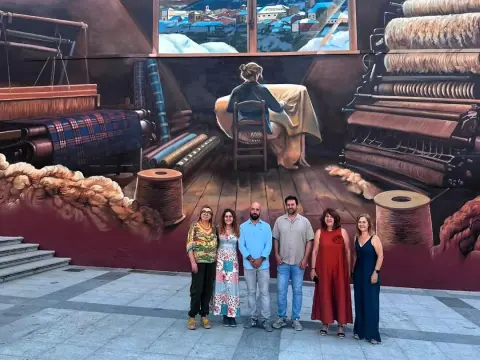 Nuevo mural sobre la industria textil de Béjar en la plaza Nicomedes Martín Mateos junto al Teatro Cervantes