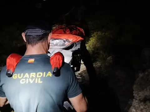 Agentes del GREIM de la Guardia Civil evacúan de noche a una escaladora lesionada en Hoya Moros, en Candelario, durante un rescate de alta montaña.