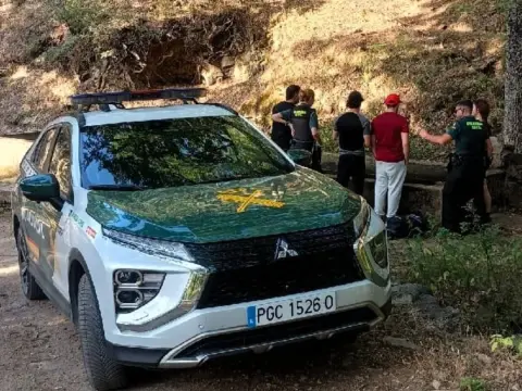 Agentes de la Guardia Civil atienden a cuatro senderistas desorientados en la zona de Hoyamoros, en Candelario, tras su localización