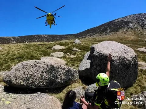 Helicóptero del Grupo de Rescate y Salvamento de Protección Civil durante el rescate de una menor en la Garganta de Navamediana, en Bohoyo (Ávila)