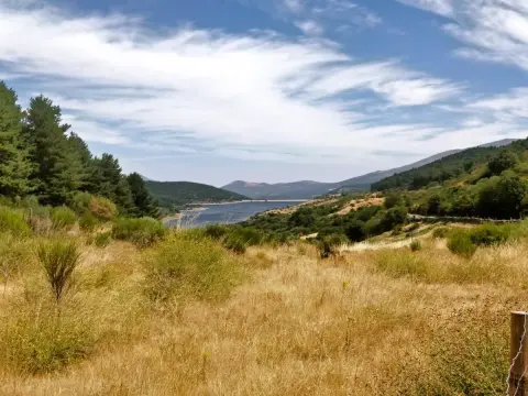Paisaje del embalse de Navamuño y la Sierra de Béjar con vegetación seca