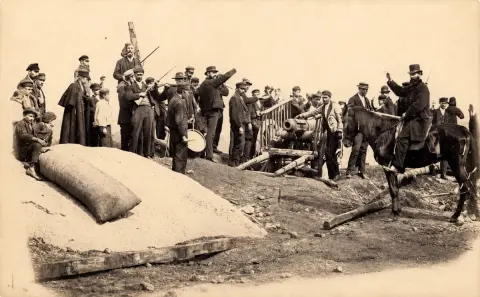 Fotografía de la barricada y batería de Campo-Pardo para la defensa de Béjar en la revolución de 1868, en que se puede observar uno de los cañones fundidos por Víctor Gorzo.