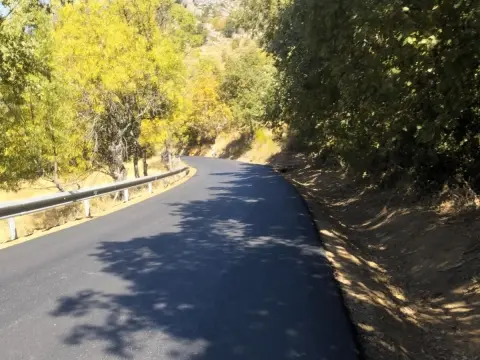Tramo asfaltado de la DSA-254 de Valdesangil, donde los vecinos alertan de la peligrosidad de sus curvas ciegas