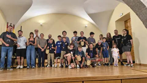 Fotografía de grupo de ganadores y premiados del XVIII Torneo de Ajedrez de Ferias de Béjar