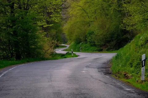 Carretera comarcal con curvas enlazadas