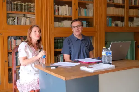 Los dos conferenciantes sentados ante documentación y un ordenador durante el acto celebrado en el Casino Obrero de Béjar