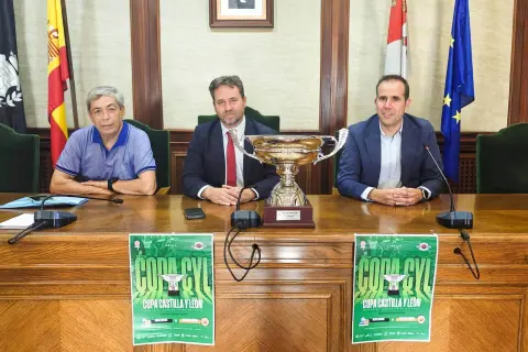 Presentación de la final de la Copa de Castilla y León Femenina de baloncesto en Béjar, con el trofeo y los carteles del torneo