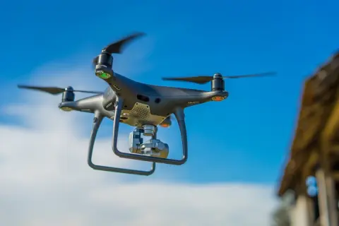 Dron equipado con cámara en vuelo, imagen ilustrativa de la futura aeronave para inspecciones urbanísticas en Béjar
