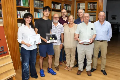 Ganadores y miembros de La Lanzadera posan en la biblioteca del Casino Obrero tras la entrega de los premios literarios
