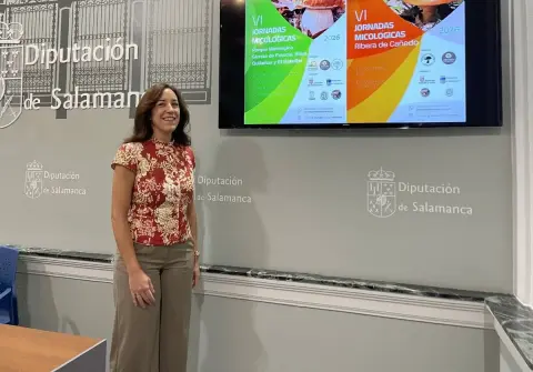 Pilar Sánchez junto al cartel de presentación de las Jornadas Micológicas en Salamanca