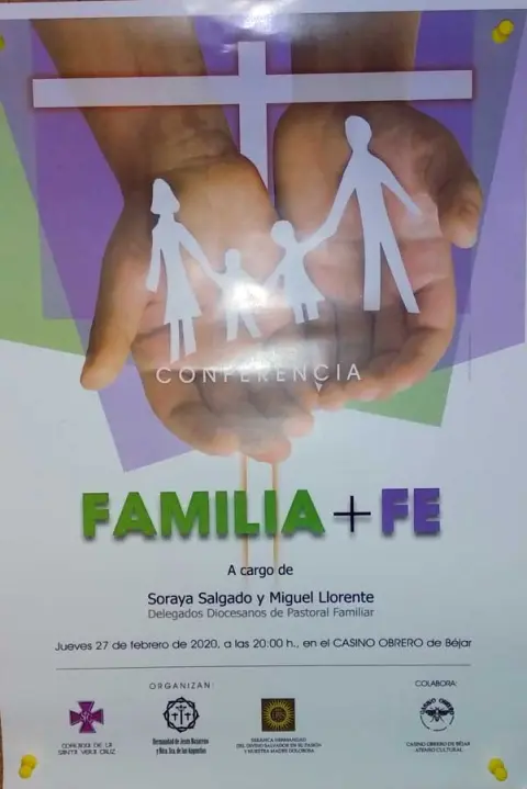 Manos sosteniendo una familia recortada en papel