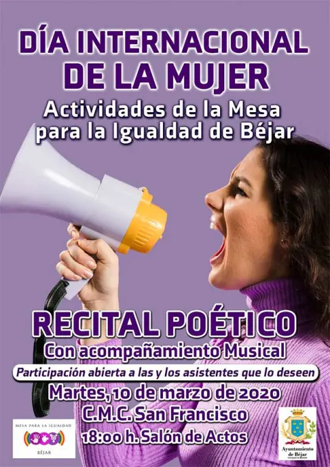 Mujer con megáfono sobre fondo morado