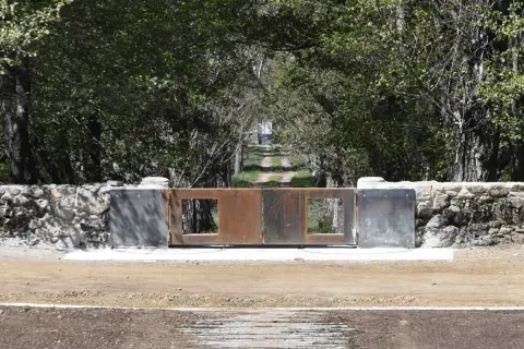 Puerta de acceso a la Alameda de El Bosque de Béjar