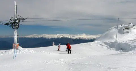 esquiadores sobre la nieve