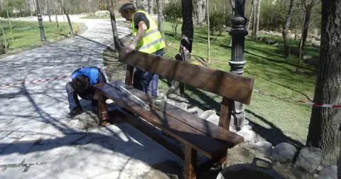 Empleados del Ayuntamiento de Béjar trabajando en La Aliseda