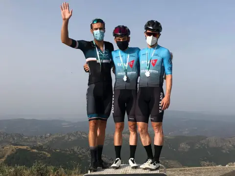 Tres ciclistas subidos al pódium