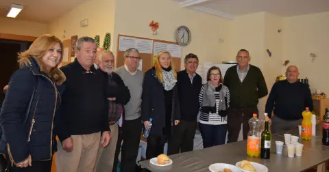 Riñones asiste al vino de honor de la Asociación de Mayores El Castañar