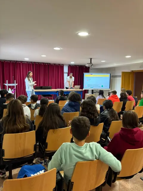 Estudiantes del IES Río Cuerpo de Hombre de Béjar durante un ejercicio práctico de autoprotección.